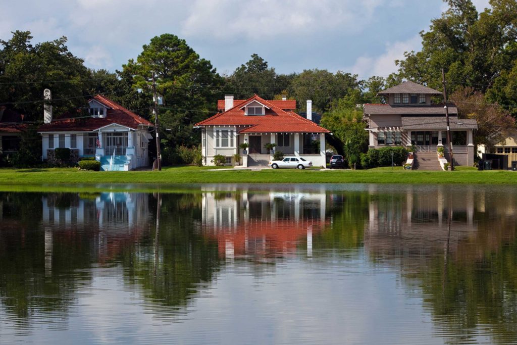 Homes in front of a pond in New Orleans, LA
